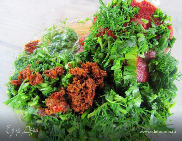 и соус для мяса. При нарезании зелени все грубые приконевые стебли по хозяйски отправила к мясу, не пропадать добру.