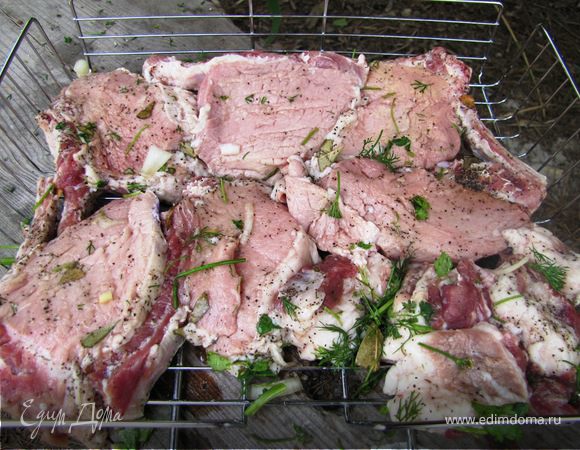 Наше мясо мариновалось около часа. После чего мы его уложили на решетку, и отправили на мангал.