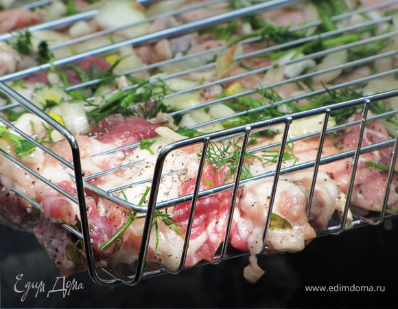 От мангала далеко не отхожу и постоянно слежу, чтобы не подгорело, часто переворачивала, дополнительно полила остатком маринада. 