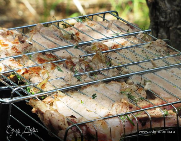 Когда мясо почти готово, на это пошло не больше 30 минут (может и меньше, но я к тому времени приняла апперетивчик, и время утратило свое значение:)), начинаем готовить лаваш-хачапури. Лаваш вообще готовиться исключительно быстро.