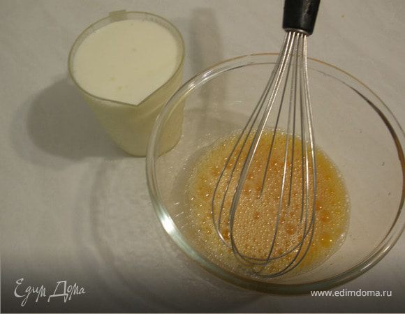 Итак приступим, погасить 1ч.л. соды в стакане кефира, но смотрите кефир начнет подниматься, не налейте в стакан кефира в край, иначе со стола собирать будем. (У меня в мерном стаканчике 350мл. вмещается, а кефира 250мл. было, пока соду не всыпала). Оставляем минут на 5, для полного взаимодействия. А пока взобьем 3 яйца с солью и сахаром. 