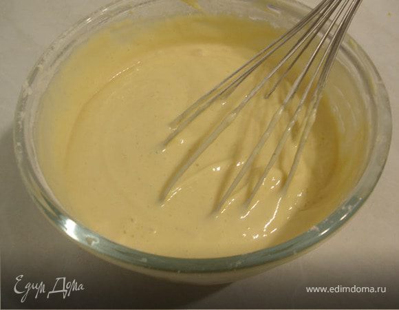 Добавляем в яичную смесь, кефир с содой, майонез, муку. (Вот тут у меня почему-то тесто вышло жиже, чем всегда, добавила еще 2 ст.л. муки, грешу что яйца большие в этот раз или майонеза с горкой ложки положила, но на вкус это никак не отразилось).