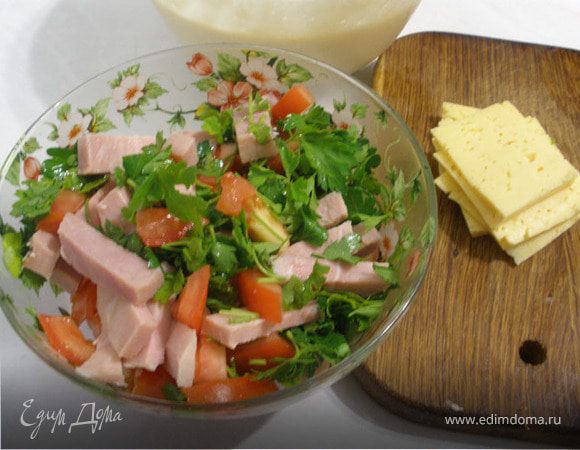 Делаем начинку, порежем помидор, балык, петрушку, я крупненько нарезала, и сыр пластинками, но можно было и кубиком. Перемешиваем все кроме сыра.