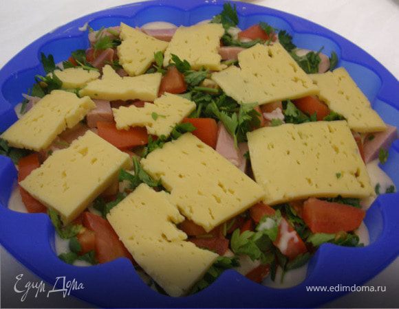 Выливаем половину теста в форму ( а оно у нас еще немного по-пузырилось пока начинкой занимались). Выкладываем начинку, на начинку сыр, заливаем оставшимся тестом. (Каюсь, сел аккумулятор в фотоаппарате, как залито тестом не фотографировала)