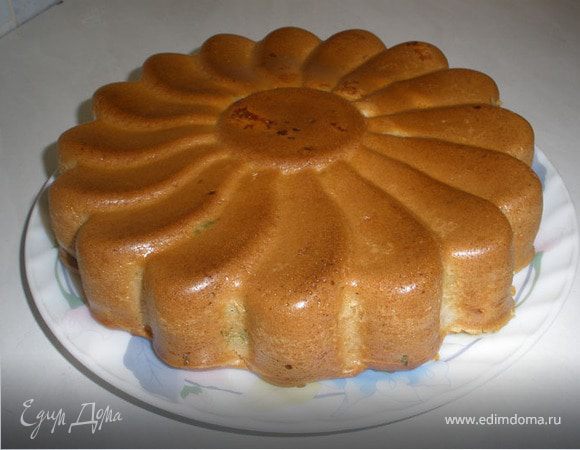 В разогретую до 200*С духовку ставим наш пирог, закрываем и выпекаем до золотистого цвета. Пока, выпекался пирог, он вздулся "горочкой", но когда вытащила и он постоял, "горка" опала. Вот когда она опадет можно вынимать пирог из формы.