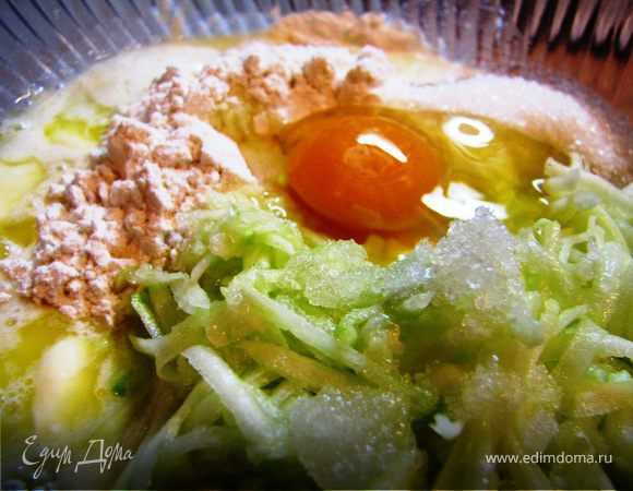 Включаем духовку, пусть нагревается до 180 градусов. В кефир добавляем кусочки сливочного масла и ставим в микроволновку на разогрев до 1 минуты. Все ингредиеты, кроме меда и лимона, помещаем в нашу миску, в т.ч. кефир с растопленным маслом.