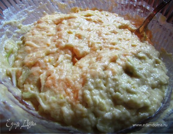 Перемешиваем ложкой 2-5 минут до образования однородной массы. Тесто получаеться густоватое, но мягкое и эластичное.