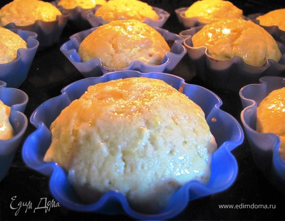 Через 15 минут наши кексы почти готовы, но еще бледноваты. С помощью кондитерской кисточки мы их смазиваем сиропом и отправляем подрумяниться обратно в духовку. Если плита позволяет - меняем режим выпечки на "верх+гриль". 