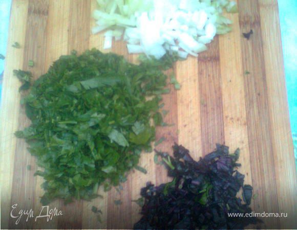 лук,петрушку,базилик мелко нарезать