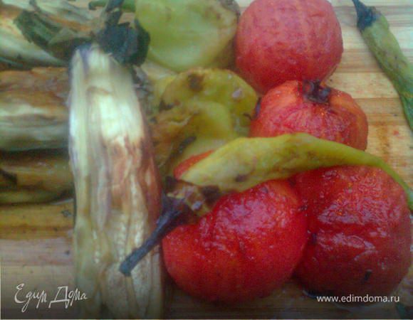 приготовленные на мангале почистить от кожуры.Чтобы лекго чистилось и не жгло руки приготовьте подсолённую воду сняв с мангала положите их туду и почисти.