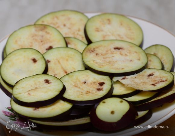 Баклажаны порезать равномерными кружочками, посыпать солью, оставить на 30 мин.