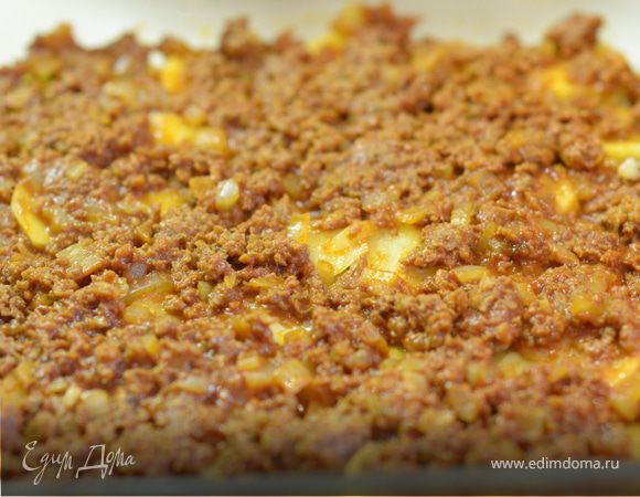 Форму для запекания смазать олив. маслом и положить в нее половину картофеля, посыпать тертым мускат орехом и немного тертого сыра. Положить половину приготовленного фарша, распределив его на картофеле, а по-фаршу уложить кружки баклажана.