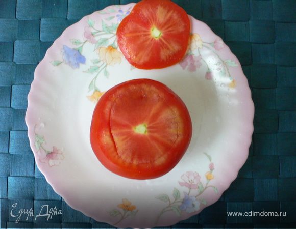 Достать помидор, отрезать у него верхушку