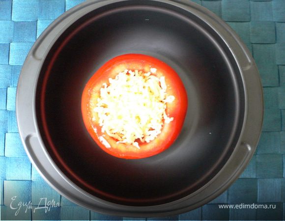 Внутрь помидора разбить яйцо, посолить,поперчить и посыпать натёртым сыром