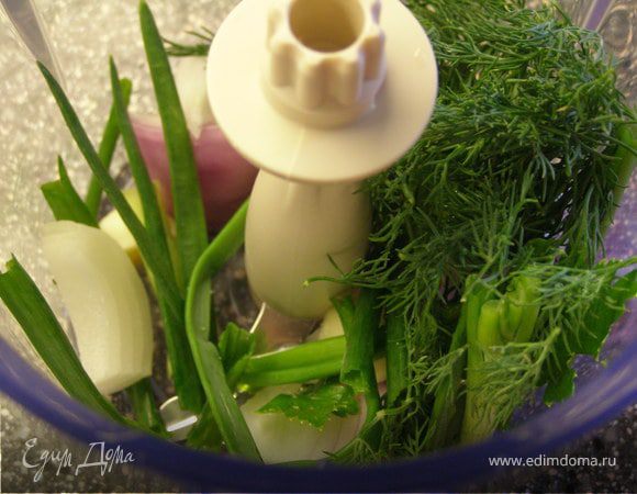 В блендере взбить лук, чеснок и зелень (у меня была петрушка, укроп и зеленый лук).