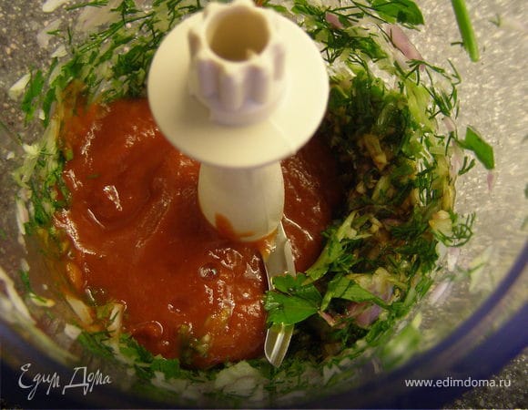 Влить соевый соус, бальзамический уксус, томатную пасту. Посолить, поперчить. Взбить до однородности.