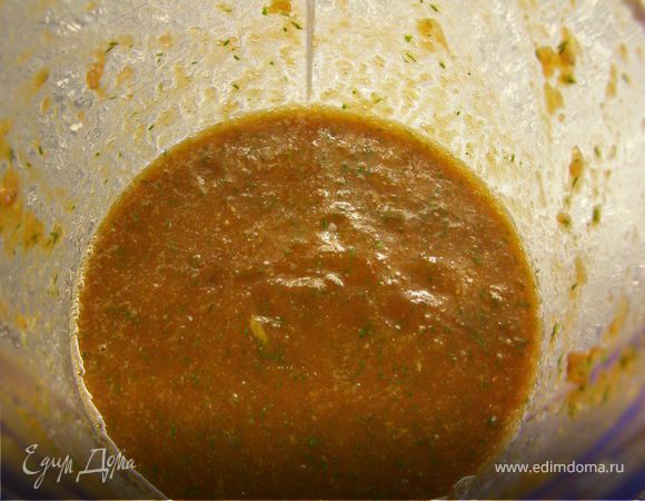 Влить кипяченую воду (50-100 мл) в соус и перемешать. Количество воды зависит от величины формы выпекания.