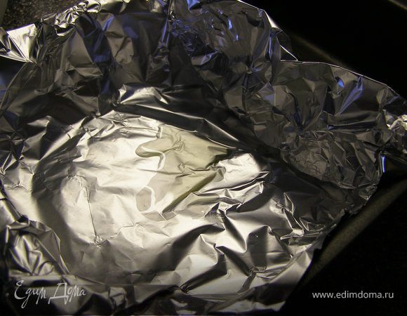 Форму для запекания слегка сбрызнуть оливковым маслом. Я решила выстелить фольгой, чтобы мыть меньше посуды нужно было….))