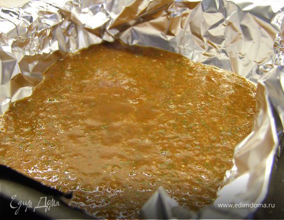 Вылить соус в форму. В высоту у меня получился слой в 1 см.