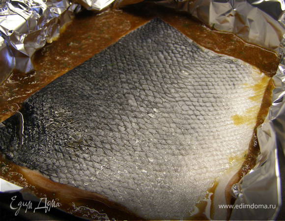 Положить рыбу кожицей наверх и отправить в духовку, разогретую до 200 градусов на 25 минут.