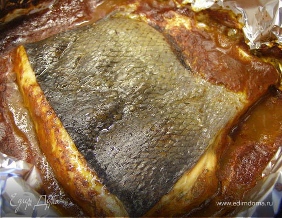 В процессе запекания часть воды выпариться и соус приобретет нужную густоту. Кожица легко будет отставать от спинки рыбы.