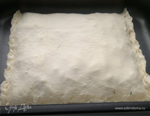 накрываем второй половиной теста и защипываем края