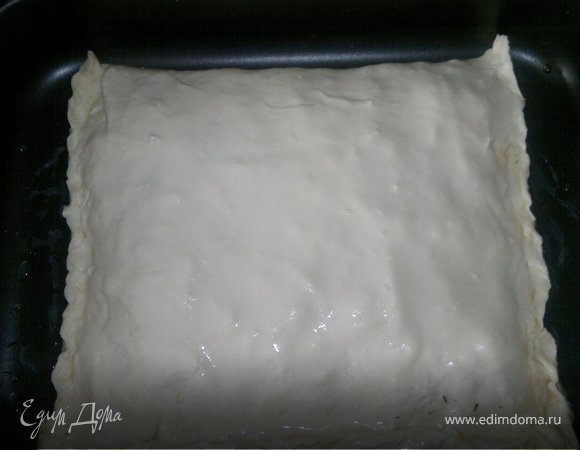 духовой шкаф уже разогрет до 200 градусов пирог мы смзываем ТЕПЛОЙ водичкой 