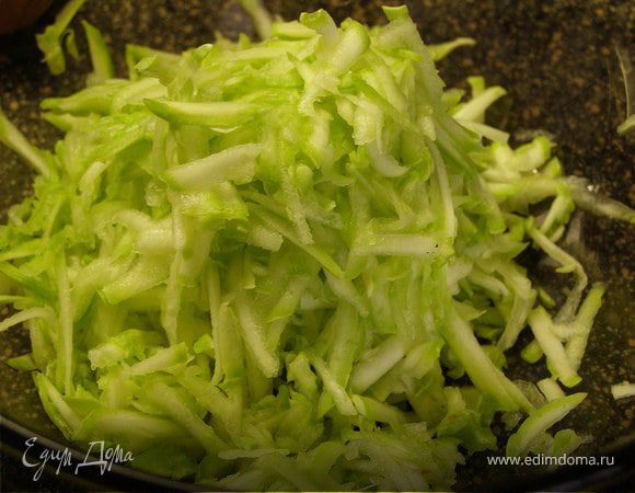 Кабачок натереть на тёрке. Посолить, чтобы он пустил сок.