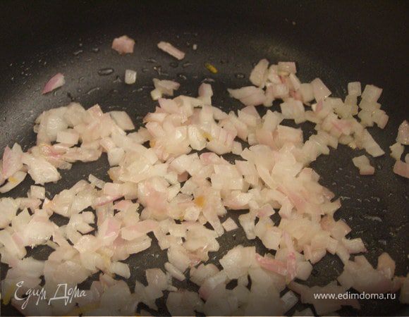 Мелко нарезанный лук обжарить на оливковом масле. Добавить к нему тёртую морковь и потомить поджарку минут 5.