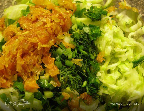 Добавить к кабачку нашинкованную зелень и морковь с луком. Перемешать.
