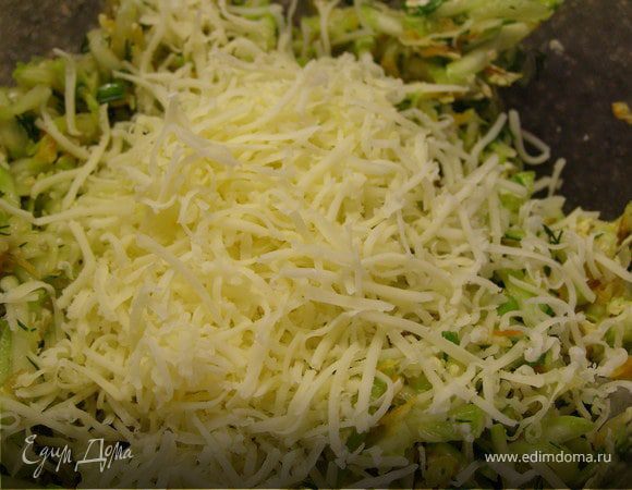 Кладем тертый сыр. Тщательно перемешиваем.