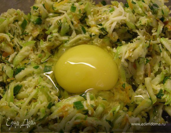 Теперь вбиваем яйцо. Можно посолить и поперчить по вкусу. Перемешать и дать тесту отдохнуть минут 15.