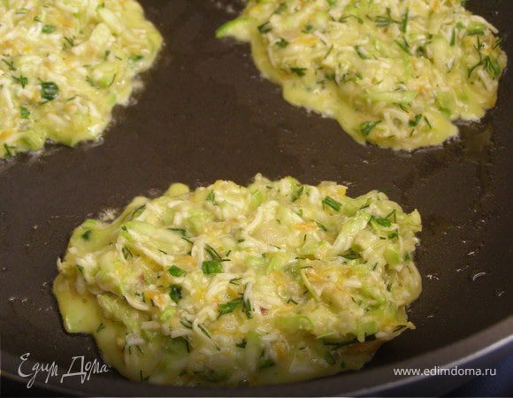 Выкладываем оладушки столовой ложкой на раскаленную сковороду с небольшим количеством оливкового масла. Жарим до готовности с двух сторон минут по 5.