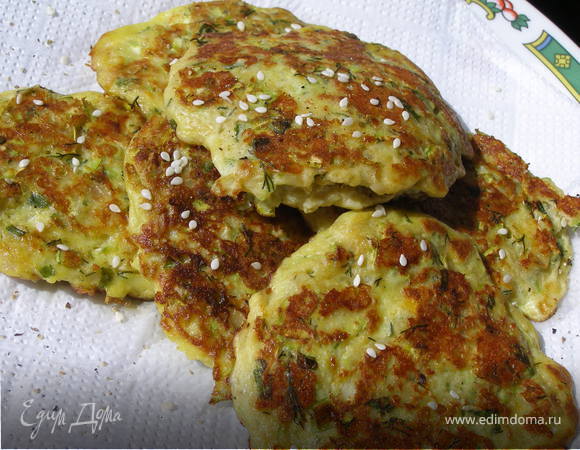 Выкладываем готовые оладушки на бумажную салфетку, чтобы избавиться от излишков масла. Блюдо хорошо как и в горячем, так и в холодном виде. На следующий день оладушки приобретают новый вкус, я бы сказала, более нежный)) Наслаждайтесь!