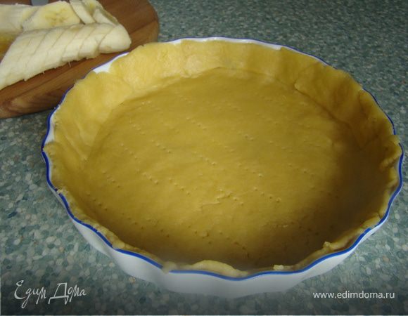 Для теста смешиваем масло, муку, соль, яйцо и сахар. Замешиваем тесто. Выкладываем форму ровным слоем теста и ставим в холодильник на минут 20. 