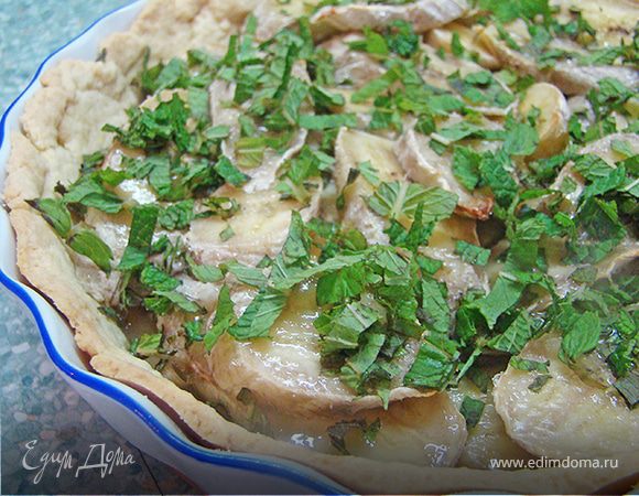 Готовый пирог посыпаем мятой. Мята здесь не как для украшения, а полноценный ингредиент :)

При подаче можно украсить мороженым. 
Приятного аппетита :) 