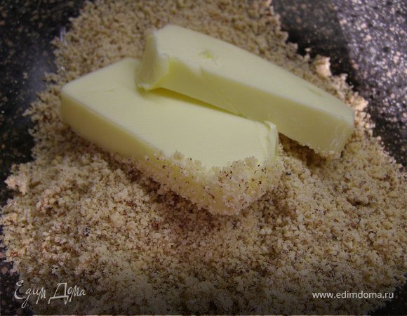 Смешать порезанное небольшими кусочками масло с орехами.