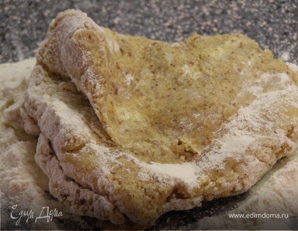 Муку перемешать с солью и добавить к основной массе. Можно начинать вымешивать тесто руками.