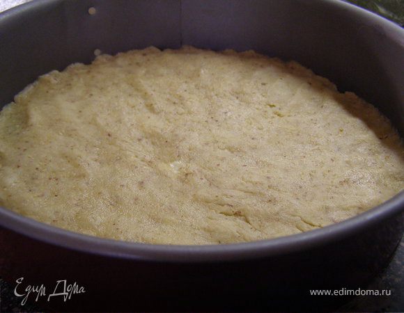 Пока тесто податливое, распределить его по форме. Отправить в холодильник минимум на 1 час. По истечении данного времени испечь корж в духовке при 180 градусах (минут 15-20) до золотистого цвета.