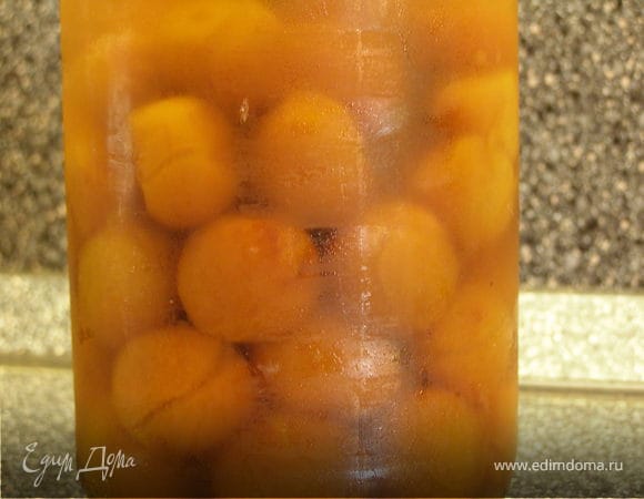 Теперь начинка. Можно использовать свежую алычу. У меня был прошлогодний компот. 