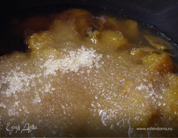 Я воду слила, а ягоды с сахаром поставила на огонь увариваться. В процессе варки добавила разведенный в воде крахмал и Куантро. 