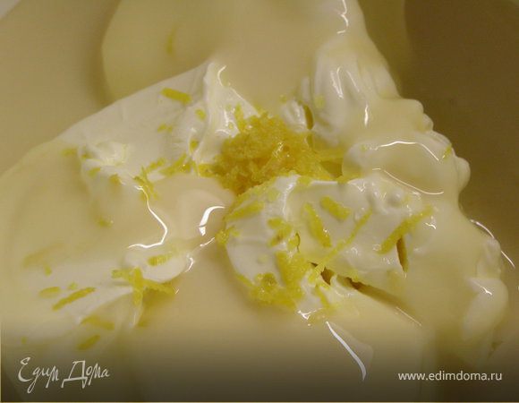 Сметану со сгущенным молоком, соком и цедрой лимона взбивать на средней скорости минут 7. Молоко с желатином разогреть в СВЧ и влить тонкой струйкой в крем. Ещё раз взбить.