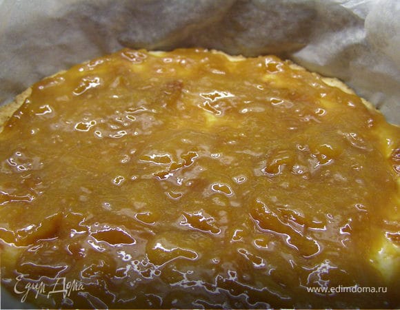 Сбор десерта. На готовый корж (из формы вынимать не нужно!) выкладываем слой алычи. 