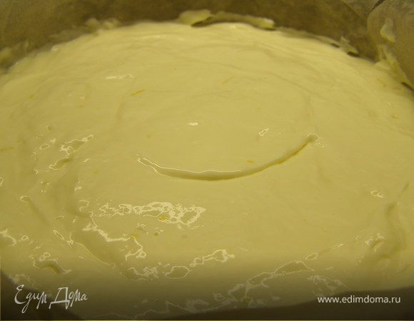 Затем наш крем (в будущем суфле), который под действием желатина ещё не успел схватиться. И отправляем форму в холодильник на 4 часа. 