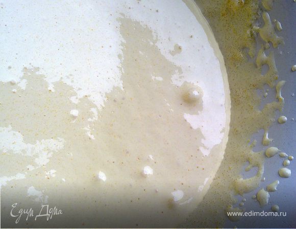 Желтки взбить миксером до увеличения обема в 2-3 раза