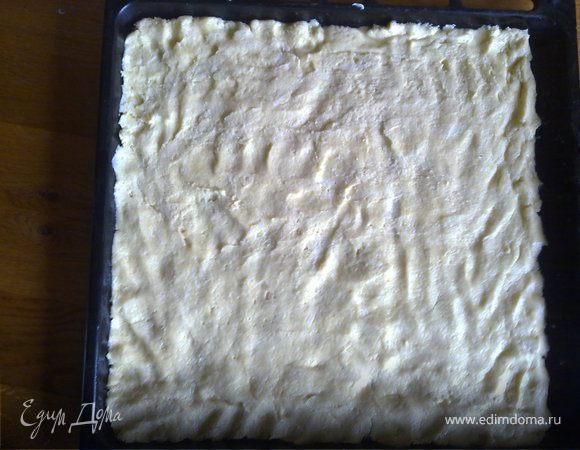 Замесить тесто и выложить его на смащеный растительным маслом противень.