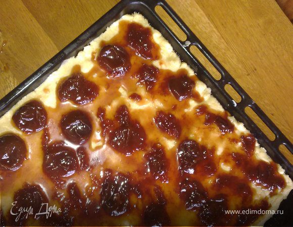 На тесто выложить повидло(у меня абрикоски).