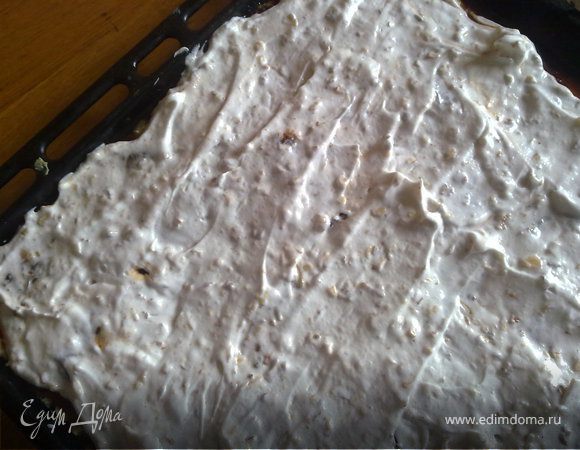 Охложденные белки взбить,понемного добавляя сахар,до белой гладкой масы.Добавить крахмал и мелко рубленные орехи.Массу выложить на повидло