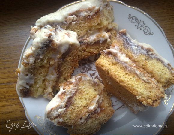 Корж охладить и разрезать на 2 части и переложить их кремом.Сверху залить растопленым на паровой бане шоколадом.(у меня не оказалось-поэтому сверху крем,который оказался лишним благодаря мужу)