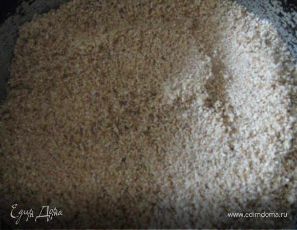 Измельчаем сухари и слегка поджариваем на чистой сковородке на сливочном масле до золотистого цвета. 